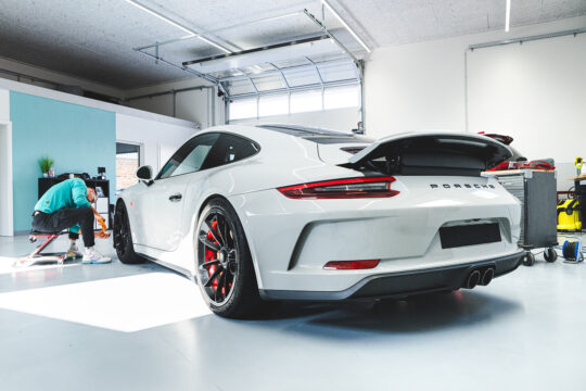 Porsche GT3 Touring in der Fahrzeugaufbereitung